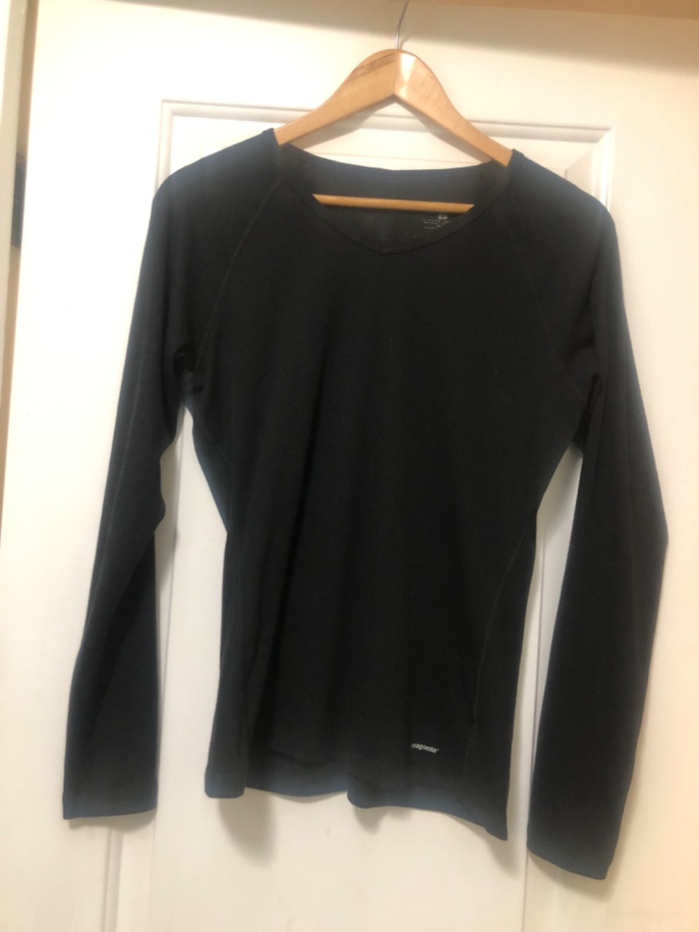 Patagonia Long-Sleeved Capilene technical top, likely a lightweight size M - Picture 3 of 5